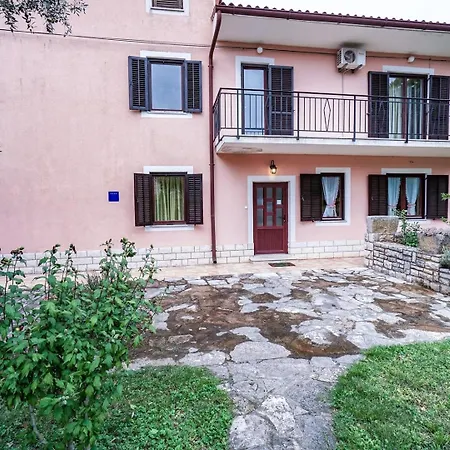 House With A Parking Space Valica, - 27201 ウマグ